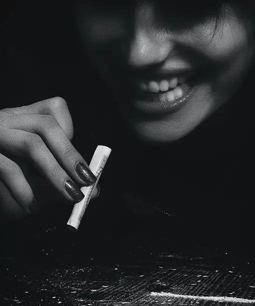 Kokainmisbrug ung kvinde griner og sniffer