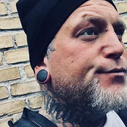 Tatoveret mand kigger